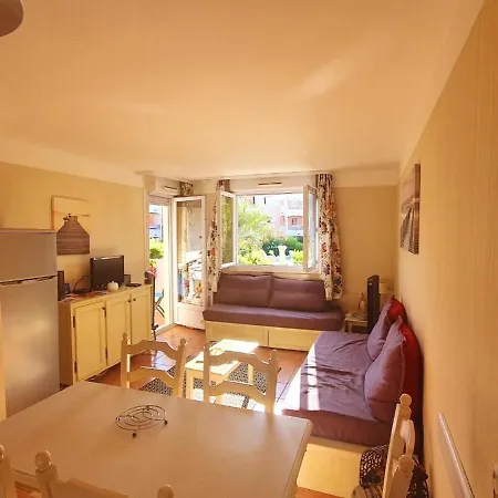 Апартаменты Appartement Charmant Roquebrune 35M² Piscine Partagee