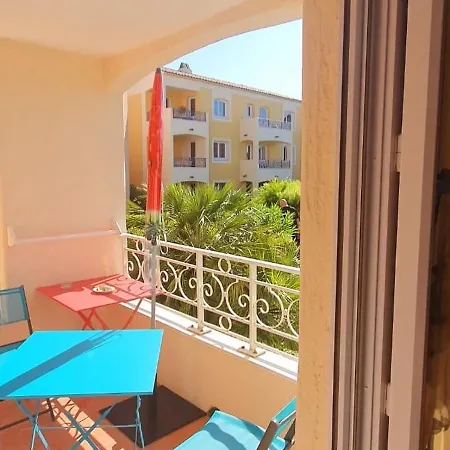 Апартаменты Appartement Charmant Roquebrune 35M² Piscine Partagee *