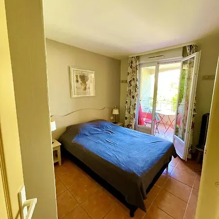 Апартаменты Appartement Charmant Roquebrune 35M² Piscine Partagee