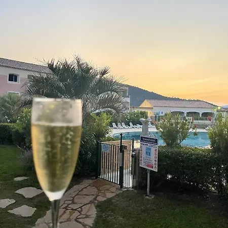 Апартаменты Appartement Charmant Roquebrune 35M² Piscine Partagee *