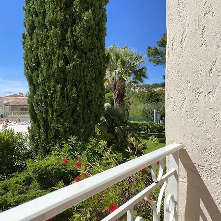 Апартаменты Appartement Charmant Roquebrune 35M² Piscine Partagee
