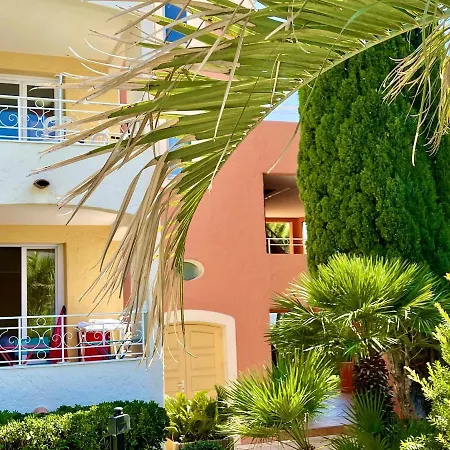 Апартаменты Appartement Charmant Roquebrune 35M² Piscine Partagee